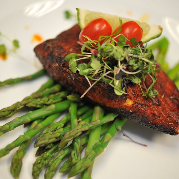 программа здоровые ужины ведущая. готовка на кухне. правильное питание. ресторан с посетителями. I need dinner.