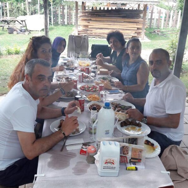 Das Foto wurde bei Dereli Vadi Restaurant von Turhan A. am 8/21/2016 aufgenommen