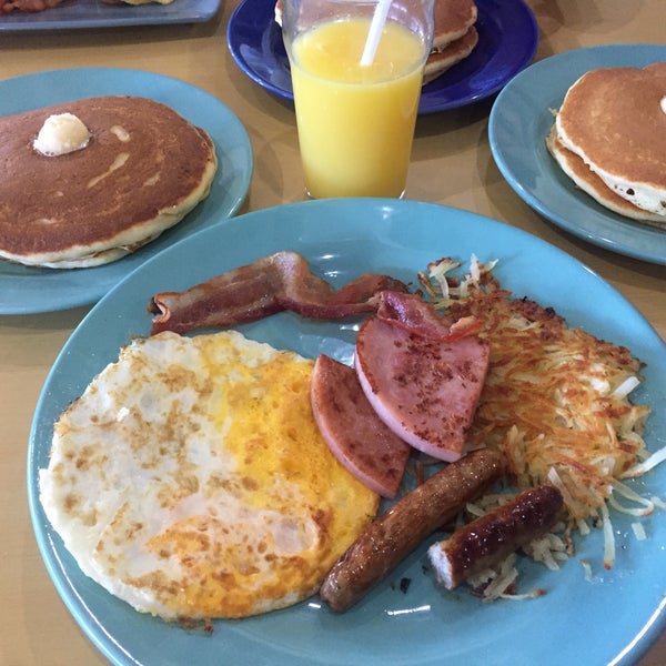 Foto diambil di IHOP Juriquilla oleh Miguel P. pada 11/27/2016