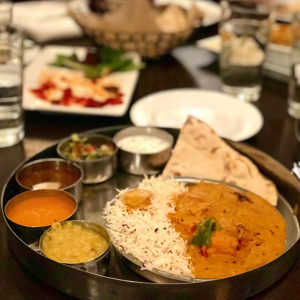 Снимок сделан в Moksha Indian Cuisine of Bellevue пользователем Moheet B. 1/28/2018