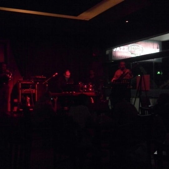 Foto diambil di Muleiro&#39;s Lounge Jazz Venue oleh Salvador A. pada 7/14/2013