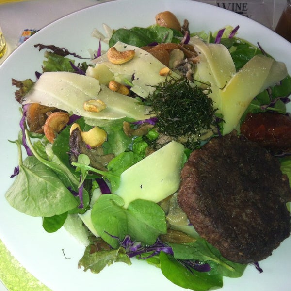 6/8/2013에 Camila P.님이 Saladerie Gourmet Salad Bar에서 찍은 사진