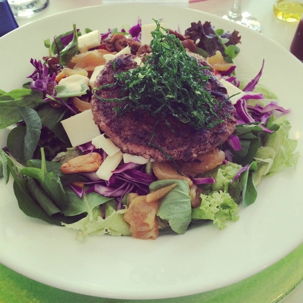 Foto scattata a Saladerie Gourmet Salad Bar da Camila P. il 11/7/2014