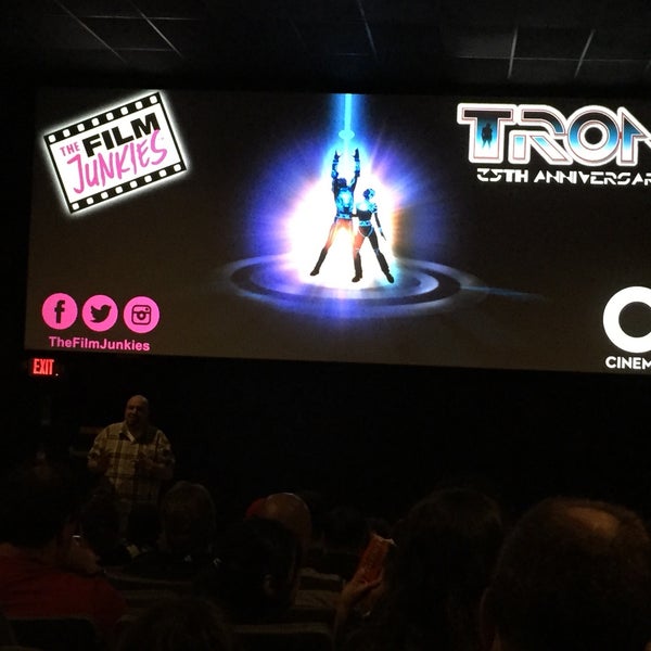 4/14/2017 tarihinde Montgomery L.ziyaretçi tarafından O Cinema Wynwood'de çekilen fotoğraf