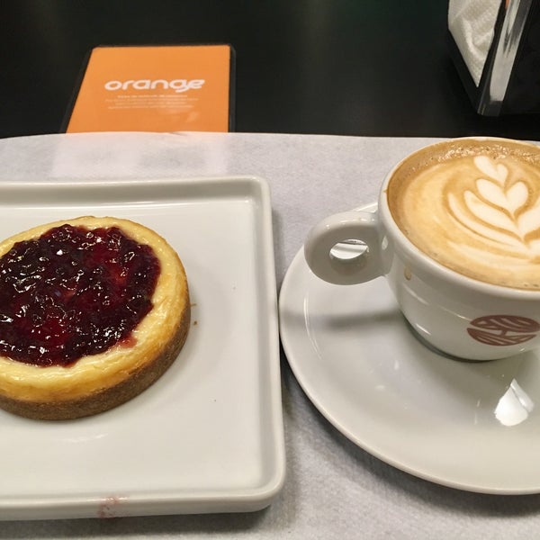 7/16/2018 tarihinde Michele R.ziyaretçi tarafından Orange Sucos &amp; Café'de çekilen fotoğraf