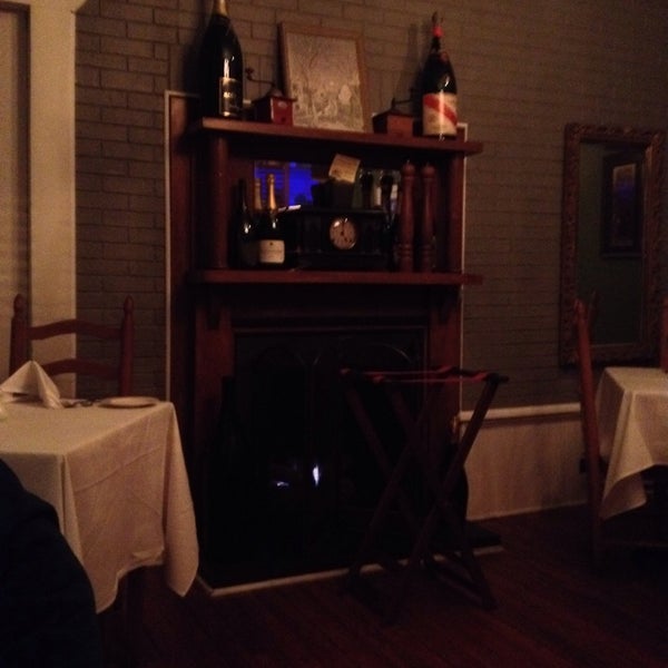 Foto tirada no(a) The Brentwood Restaurant &amp; Wine Bistro por Marie L. em 2/27/2014