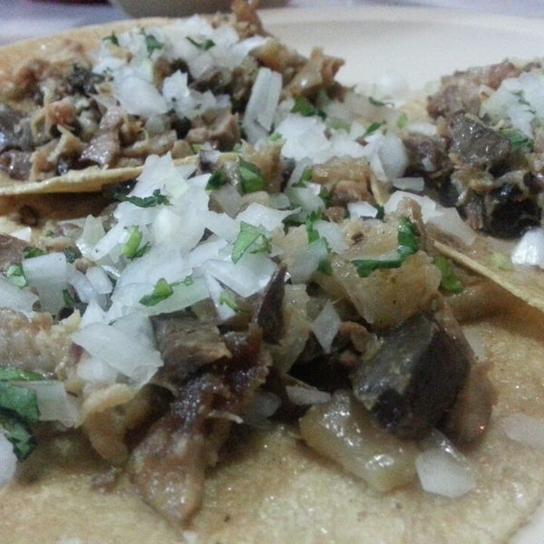 Снимок сделан в Tacos el Rey пользователем Beto G. 10/4/2013