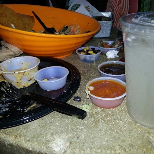 รูปภาพถ่ายที่ Lime Fresh Mexican Grill โดย annette p. เมื่อ 5/8/2013
