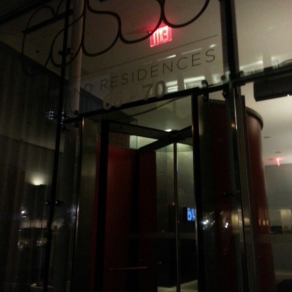 Foto tirada no(a) Cassa Hotel NY 45th Street por Ron C. em 6/13/2014