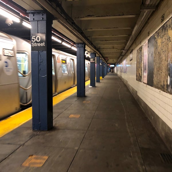 รูปภาพถ่ายที่ MTA Subway - 50th St (C/E) โดย Derek I. เมื่อ 1/17/2022