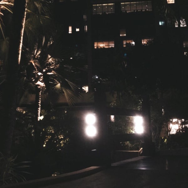Foto scattata a New World Makati Hotel da SOLHY 🥂🎶 il 2/17/2019
