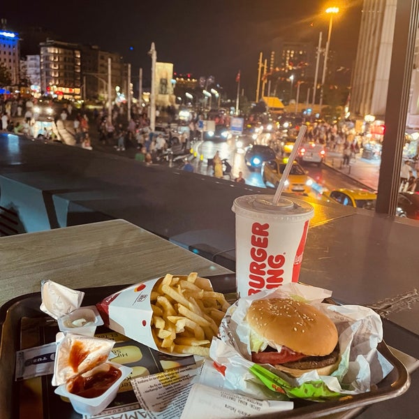 Foto diambil di Burger King oleh Mobina E. pada 8/19/2021