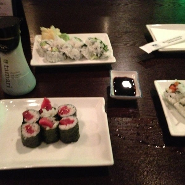 Снимок сделан в Bluefin Fusion Japanese Restaurant пользователем Dave S. 4/5/2013