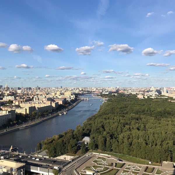 รูปภาพถ่ายที่ Sky Lounge โดย Nikolay T. เมื่อ 9/17/2018