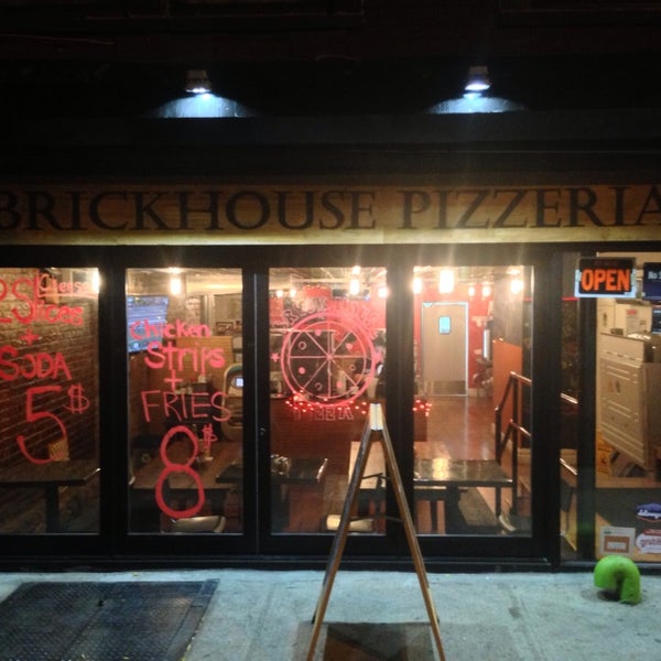 Снимок сделан в Brickhouse Pizzeria пользователем Omar D. 11/21/2013