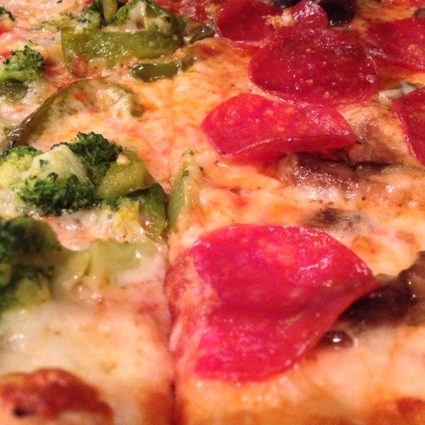 Foto diambil di Brickhouse Pizzeria oleh Omar D. pada 5/9/2014
