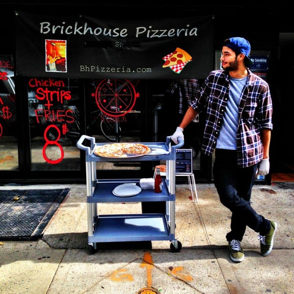 Снимок сделан в Brickhouse Pizzeria пользователем Omar D. 10/9/2013