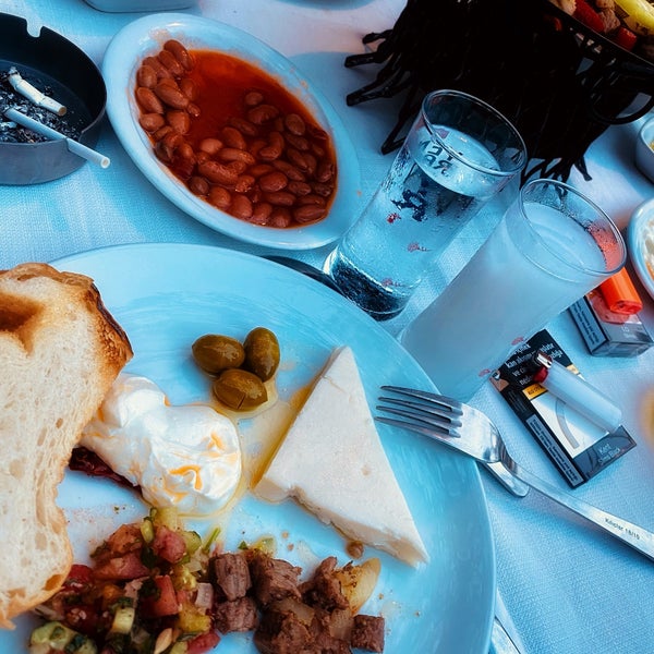 รูปภาพถ่ายที่ Meşelik Et &amp; Balık Restaurant โดย kadir เมื่อ 6/7/2022