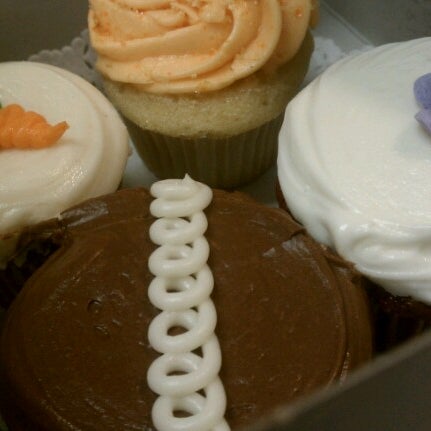 Foto scattata a Sibby&#39;s Cupcakery da Karen il 11/16/2012
