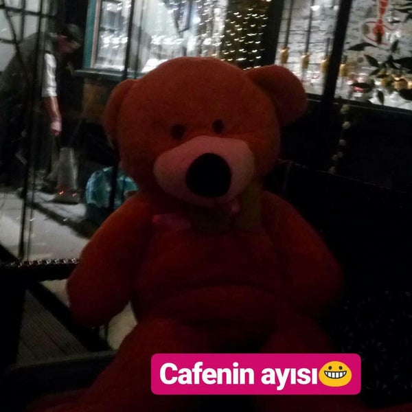 Foto scattata a Camelot Cafe &amp; Restaurant da Derya T. il 3/5/2019