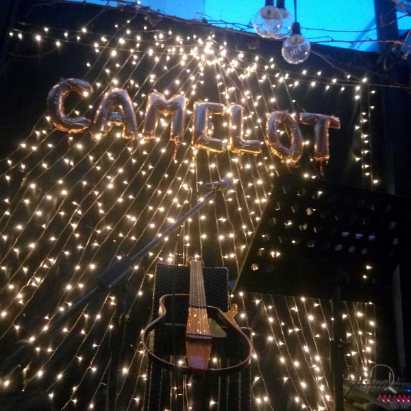 Foto diambil di Camelot Cafe &amp; Restaurant oleh Derya T. pada 3/23/2019