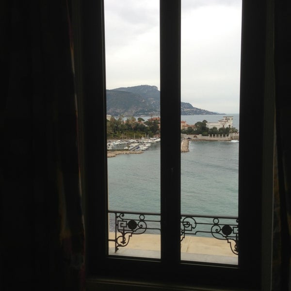 Das Foto wurde bei Hotel Royal-Riviera von Milos W. am 2/23/2013 aufgenommen