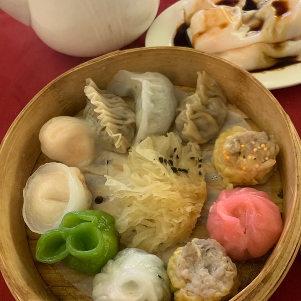 The dimsum platter is a save when dining solo. Nice white table cloth setting.