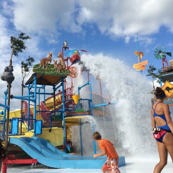 Das Foto wurde bei Raging Waves Waterpark von Bryan S. am 7/27/2014 aufgenommen