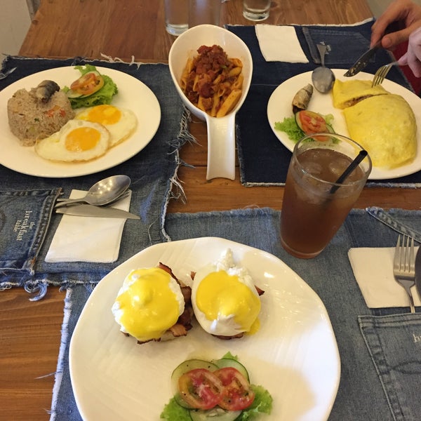 Photo taken at The Breakfast Table by Anna Katrina Y. on 4/11/2015