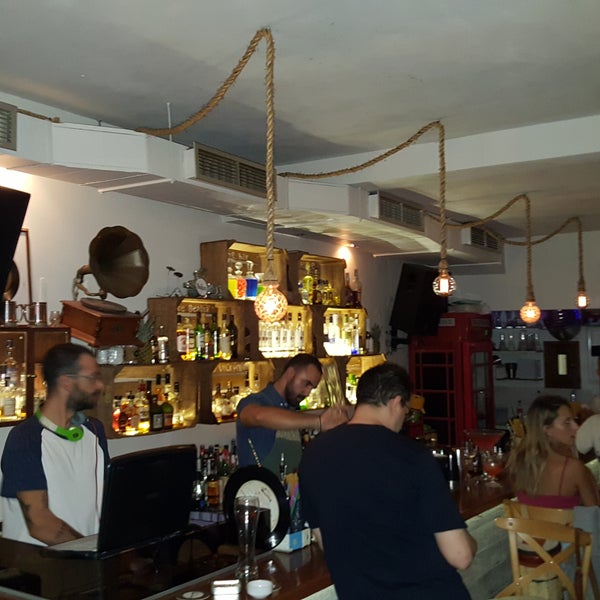 Swing music and a large variety of cocktails. Great view of the port of Naxos