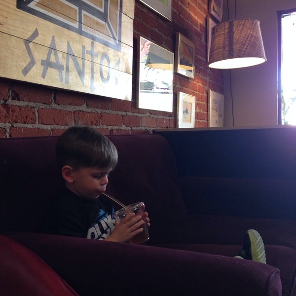 Das Foto wurde bei Santos Coffee House von Dani W. am 1/2/2014 aufgenommen