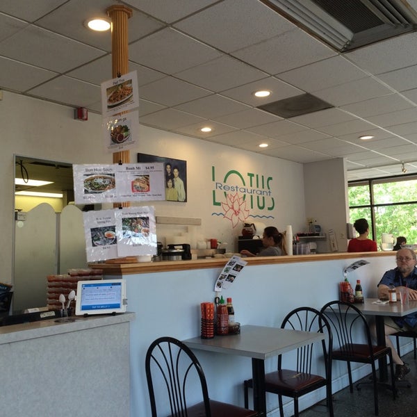6/13/2014 tarihinde Caroline C.ziyaretçi tarafından Lotus Restaurant'de çekilen fotoğraf