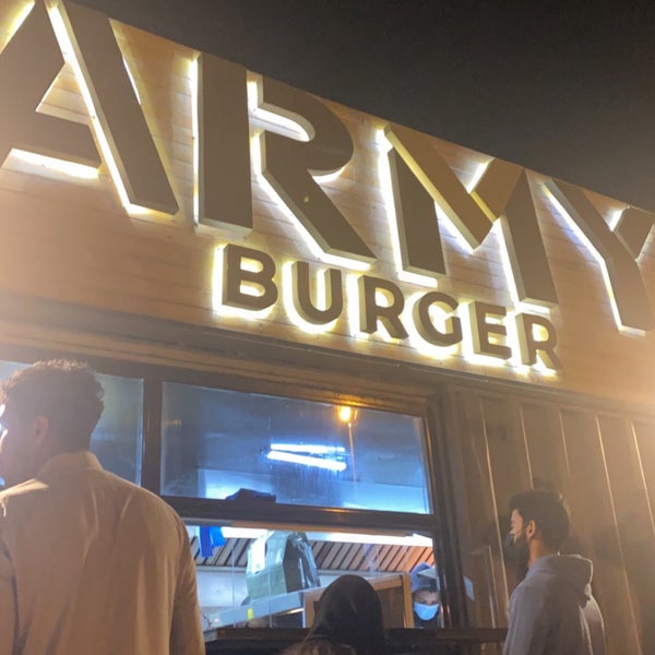 Foto tirada no(a) Army Burger por Abdullah M. em 2/10/2022