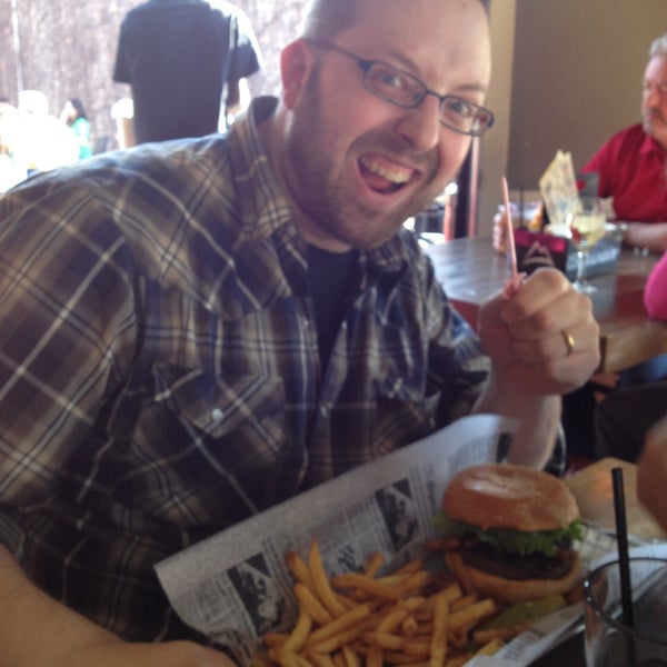 Foto diambil di Burger Moe&#39;s oleh Annie O. pada 4/27/2013