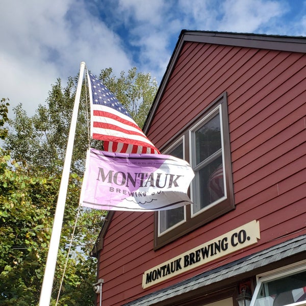 Foto scattata a Montauk Brewing Company da Kazem E. il 10/4/2019