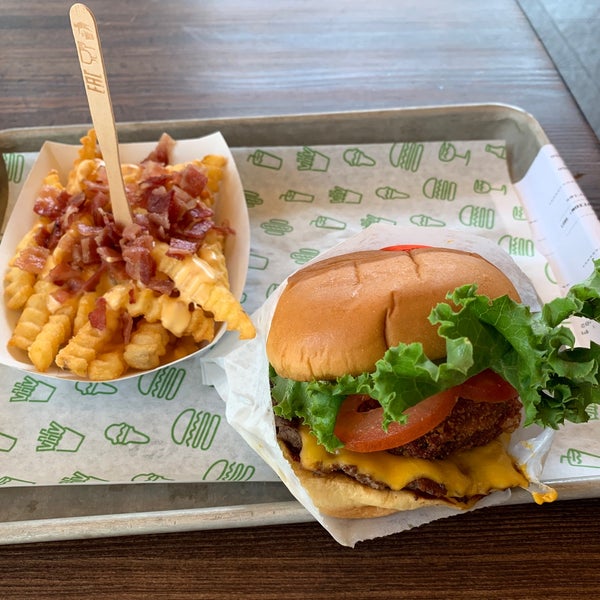 Photo taken at Shake Shack by Tansy L. on 8/18/2021