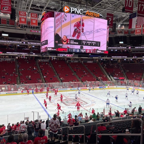 รูปภาพถ่ายที่ PNC Arena โดย Amy W. เมื่อ 11/10/2022