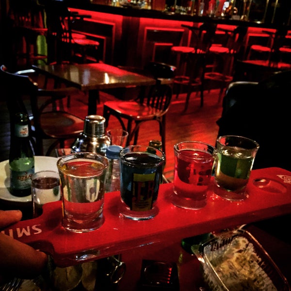 Das Foto wurde bei Irish Pub Bar &amp; Lounge von Kaan .. am 10/7/2015 aufgenommen