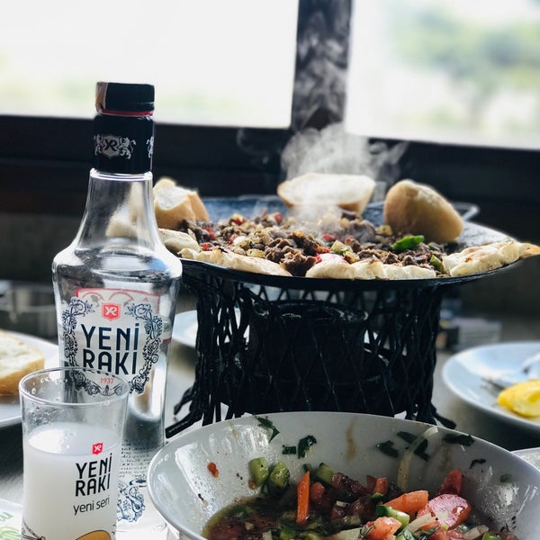 รูปภาพถ่ายที่ Meşelik Et &amp; Balık Restaurant โดย AdemTutkuUz เมื่อ 6/14/2020