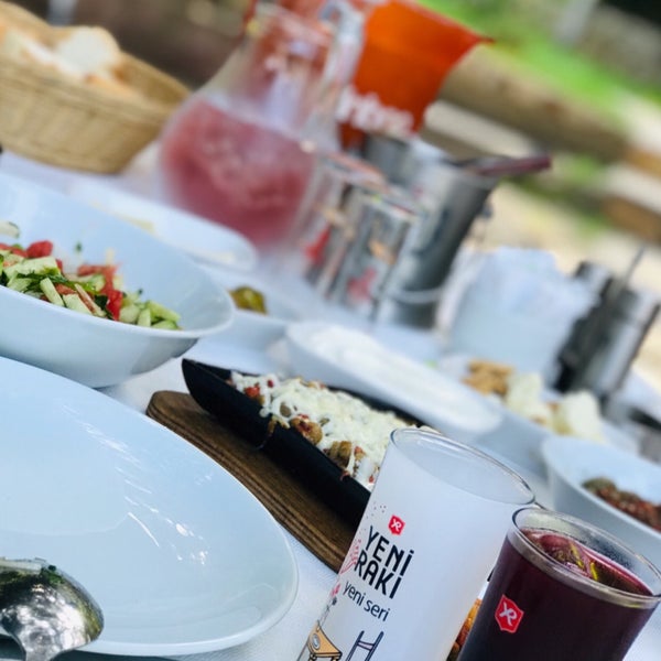 รูปภาพถ่ายที่ Meşelik Et &amp; Balık Restaurant โดย AdemTutkuUz เมื่อ 7/19/2020