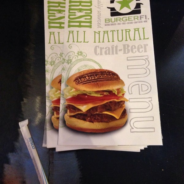 รูปภาพถ่ายที่ BurgerFi โดย Rob B. เมื่อ 1/13/2014