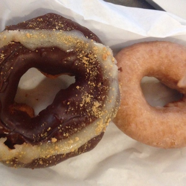 Das Foto wurde bei Holey Moley Coffee + Doughnuts von Joe M. am 8/8/2014 aufgenommen