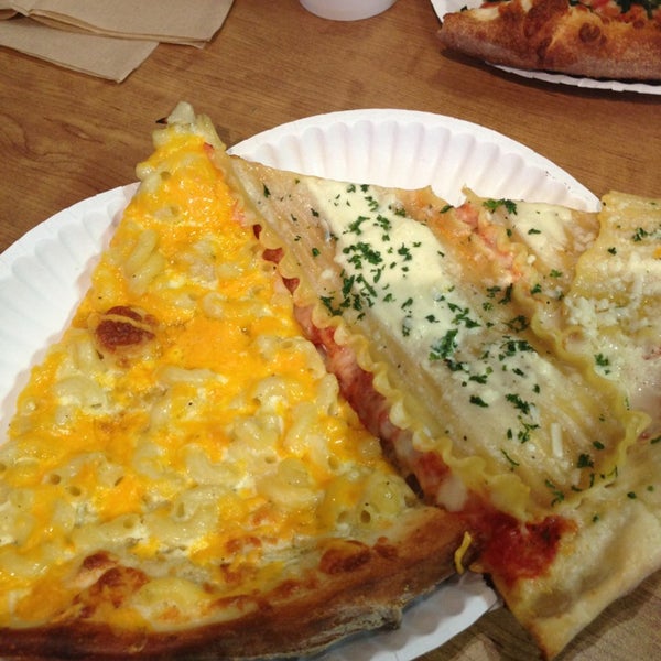 รูปภาพถ่ายที่ Ian&#39;s Pizza โดย Joe M. เมื่อ 3/2/2013