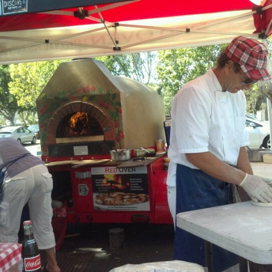 Das Foto wurde bei Red Oven - Artisanal Pizza and Pasta von Donna P. am 9/28/2012 aufgenommen