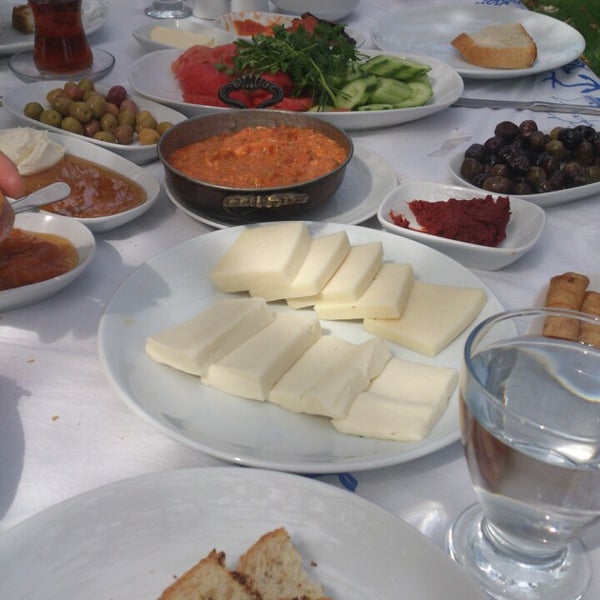 รูปภาพถ่ายที่ Çim Kahvaltı &amp; Mangal Bahçesi โดย Özlem M. เมื่อ 4/14/2013