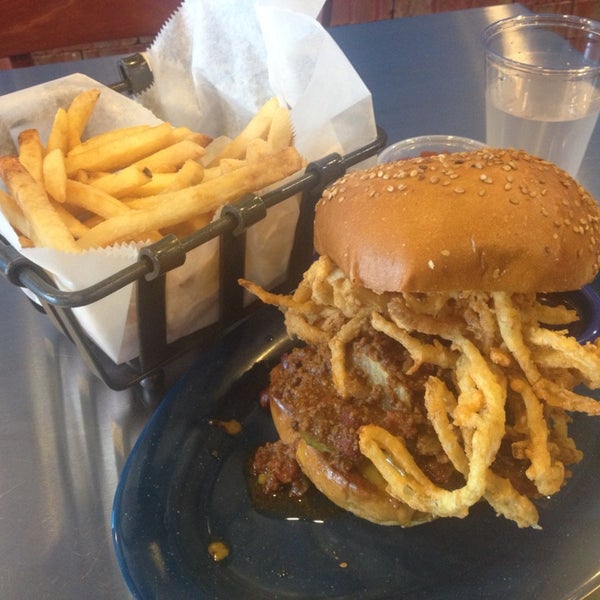 8/20/2013에 Christopher L.님이 Blue Star Burgers에서 찍은 사진