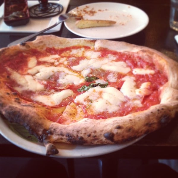 รูปภาพถ่ายที่ Pizza e Pazzi โดย Elvis F. เมื่อ 2/4/2013