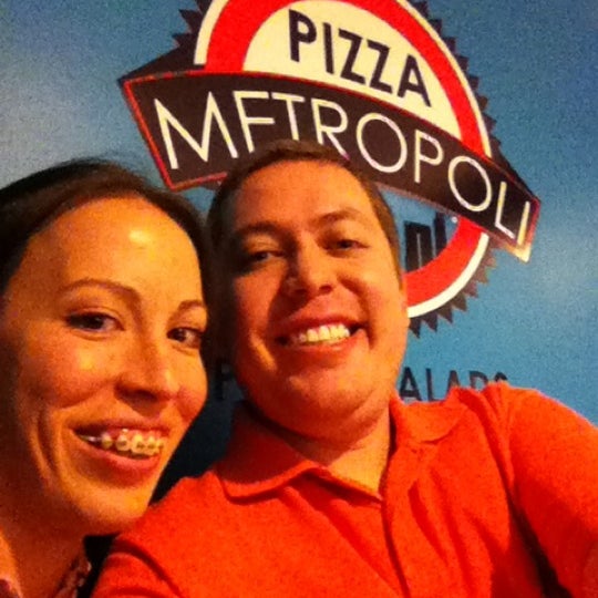 Photo taken at Pizza Metropoli by Benjamin S. on 12/17/2011
