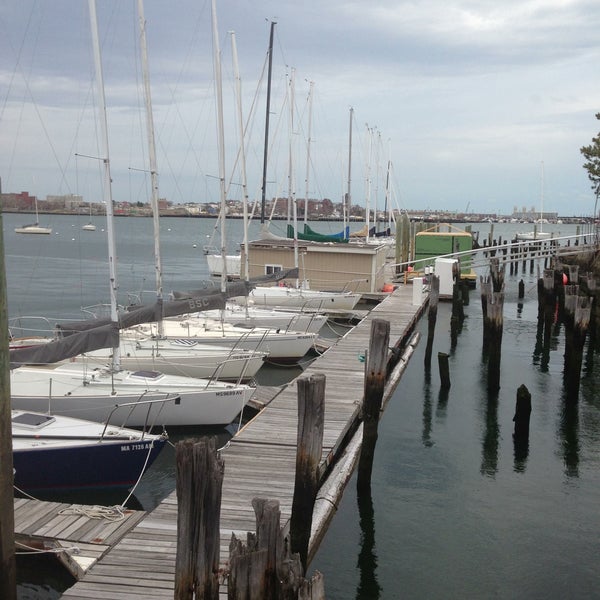 4/16/2013 tarihinde Stephen A.ziyaretçi tarafından Boston Sailing Center'de çekilen fotoğraf