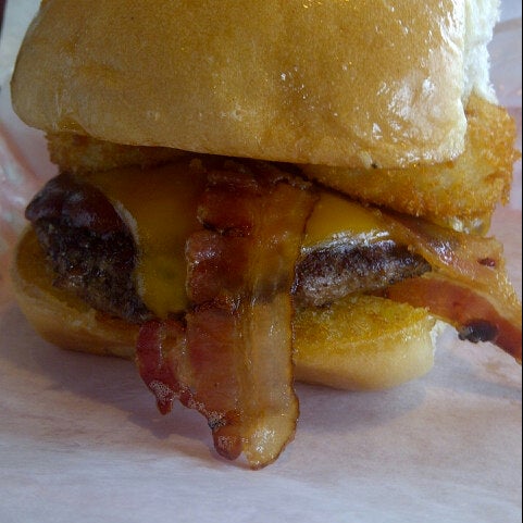 Foto tomada en Moonie&#39;s Burger House - Anderson Mill  por HighScore.com el 11/4/2013